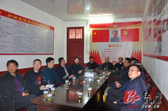 禹敏與第一師范黨委書記彭小奇商討白泥村脫貧攻堅(jiān)工作