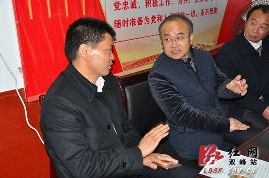 禹敏與第一師范黨委書記彭小奇商討白泥村脫貧攻堅(jiān)工作